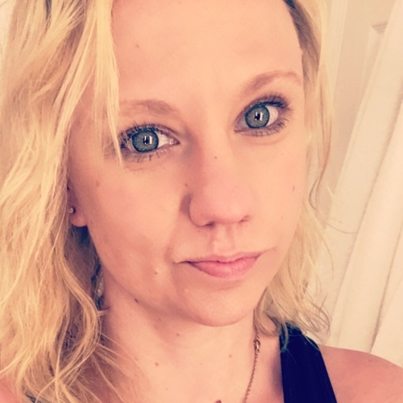 Meet your Posher, Nicole - Picture 2 of 2